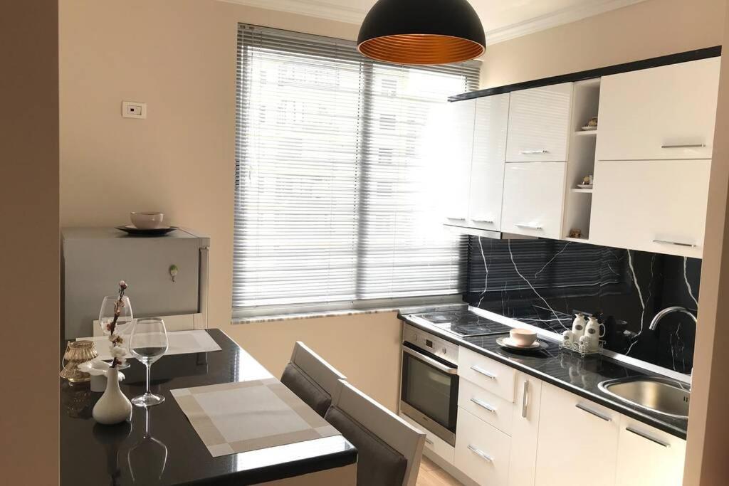 Spacious 1br Hub With Balcony Appartement Tirana